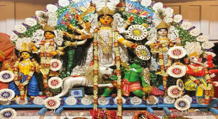 আমতার নারিটের ভট্টাচার্য বড় বাড়ির পুজো ৫১১ বছরে পা দিল, দুর্গাকে পুজোয় ভোগ দেওয়া হয় পোনা, চিংড়ি ও শোল মাছ পোড়া