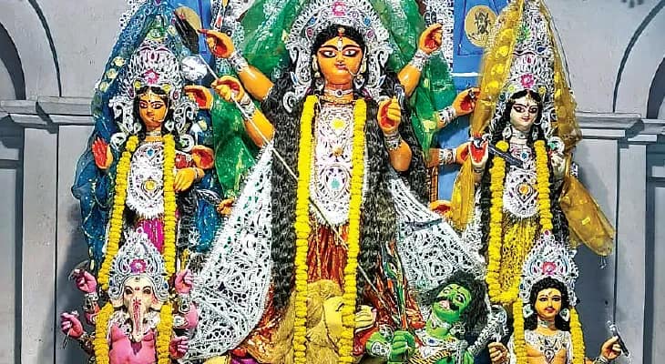 দেবীপক্ষে অবিবাহিত মেয়েদের শাঁখা পরতে হয়, ভোগে পুরীর জিবেগজা