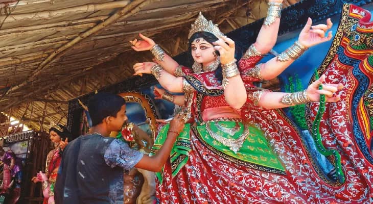 সরকারি অনুদান বৃদ্ধি, পুজোয়  কার্পণ্য করছেন না উদ্যোক্তারা, ২০ শতাংশ বেড়েছে মূর্তির দাম, খুশি মৃৎশিল্পীরা