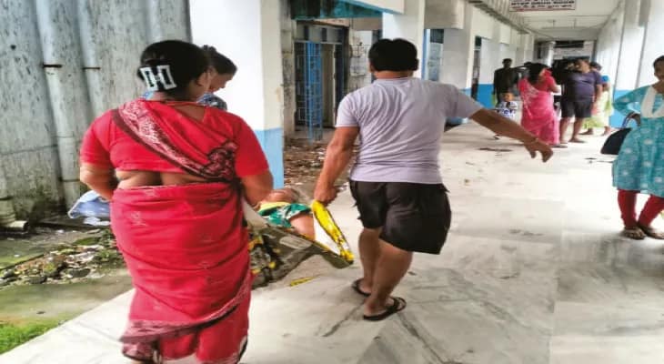 লাইনে দাঁড়িয়েও ট্রলি মেলেনি, বস্তায় শুইয়ে বৃদ্ধাকে নিয়ে আউটডোরে পরিবার