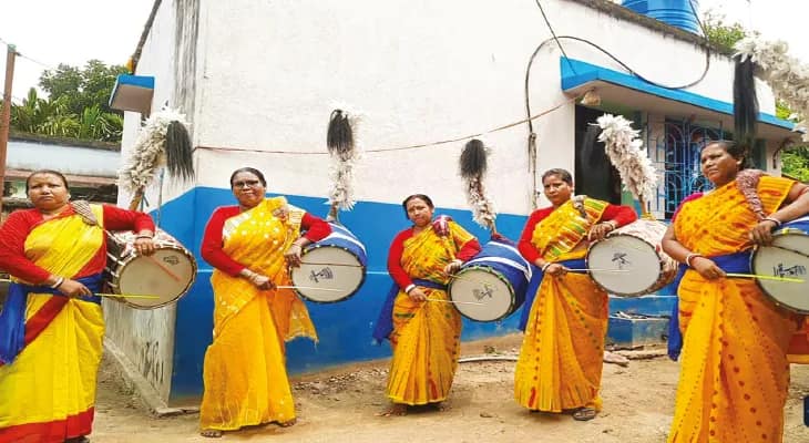 ভিন রাজ্যে ডাক পেয়েও দুঃশ্চিন্তায় মহিলা ঢাকিরা, হেনস্তা হবে না তো!
