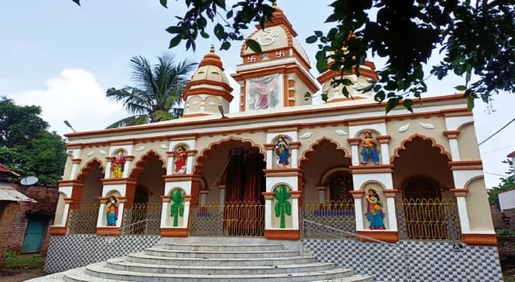 গুরুলিয়ায় জমিদার বাড়ির একই উঠোনে দু’টি পুজো
