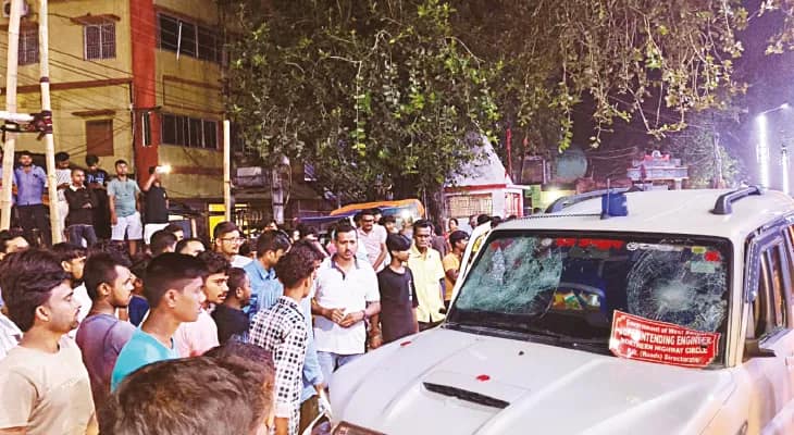 মঙ্গলবাড়িতে নীলবাতি লাগানো গাড়ির ধাক্কায় জখম অন্তঃসত্ত্বা, ভাঙচুর জনতার