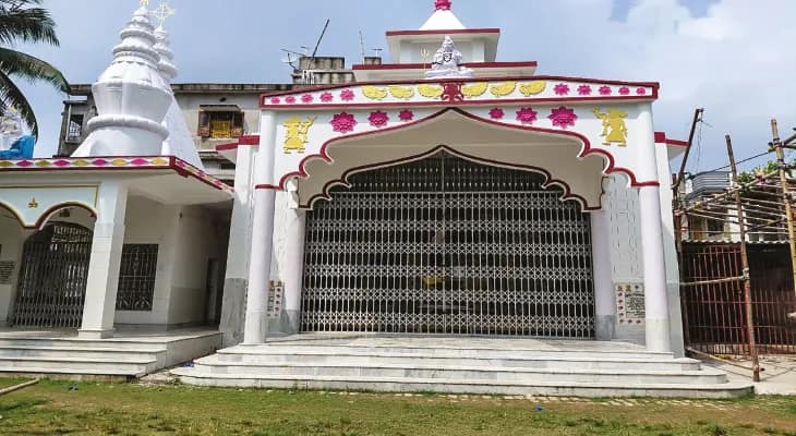 প্রাচীন দুর্গাবাড়ি পাড়ার দেবী দুর্গাকে দর্শন করেই শুরু হয় পুজো পরিক্রমা