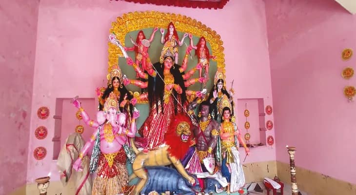 গাজোলের রানিপুরের চৌধুরীবাড়ির পুজো শুরু হয় বন্দুকের গুলি ছুড়ে