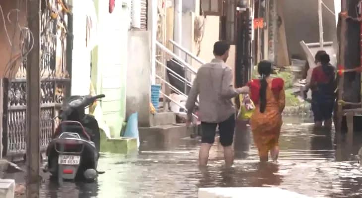 ভারী বৃষ্টির জেরে হায়দরাবাদের একাধিক জায়গা জলমগ্ন