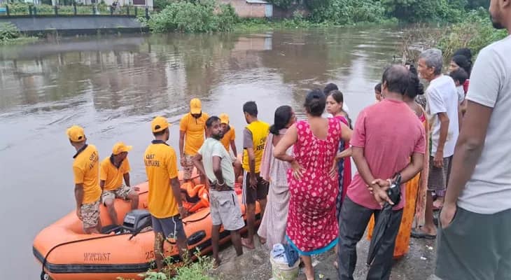 নদীতে কাপড় পরিষ্কার করতে গিয়ে ভেসে গেল ধোপা! তল্লাশি শুরু