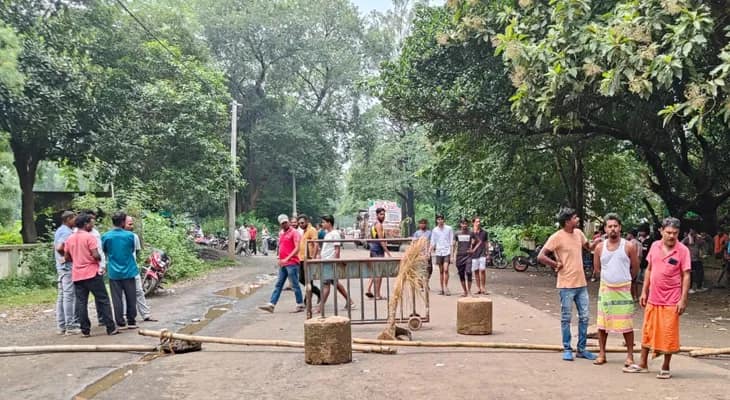রামপুরহাটে নাবালিকা ছাত্রী খুন কাণ্ড: ২৪ ঘণ্টা কেটে গেলেও এখনও রামপুরহাট-দুমকা রোড অবরুদ্ধ করে রেখেছেন আদিবাসীরা