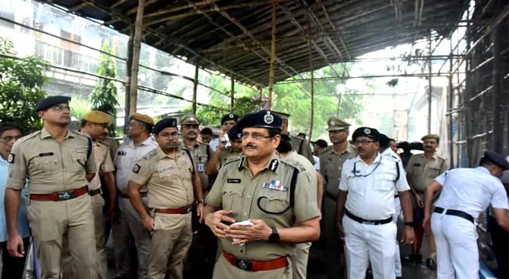 চেতলা অগ্রণী ক্লাবের পুজোর প্যান্ডেল চত্বর খতিয়ে দেখলেন কলকাতার সিপি মনোজ ভার্মা