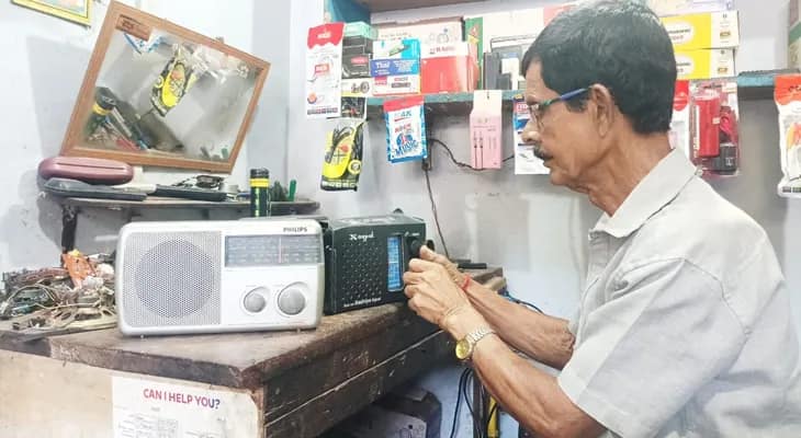 ৬৯ বছরের বৃদ্ধের হাতের ছোঁয়ায় প্রাণ পাচ্ছে গ্রামোফোন, রেডিও