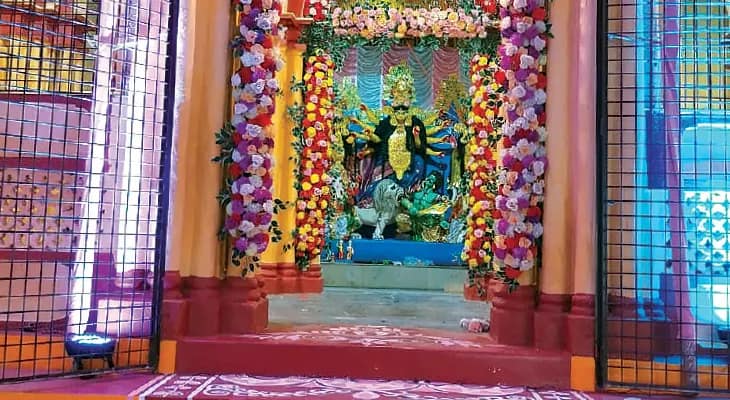 মায়ের আশীর্বাদে কপাল ফেরে নিঃসন্তান দম্পতির, অষ্টমীতে নিরামিষ খান বিরাটির সাবর্ণ রায়চৌধুরীদের দেবী দুর্গা