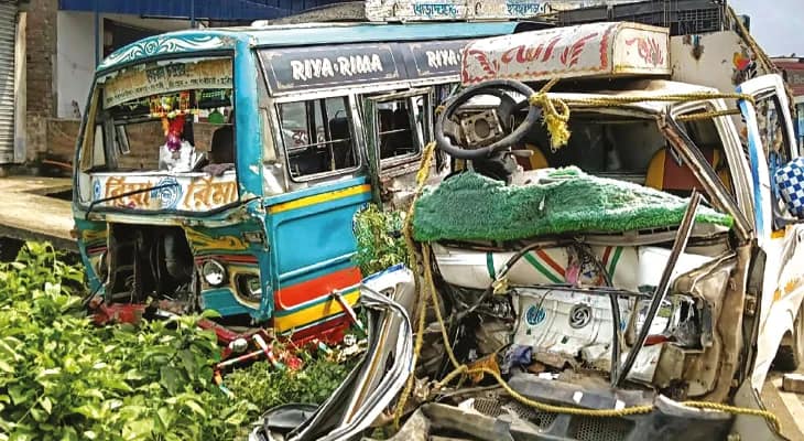 হরিহরপাড়ায় বাস ও গাড়ির সংঘর্ষে মৃত ১