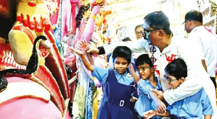 মহালয়ার প্রাক্কালে ধৃতিমান ও বৈশালীরা ছুঁয়ে ‘দেখল’ প্রতিমা
