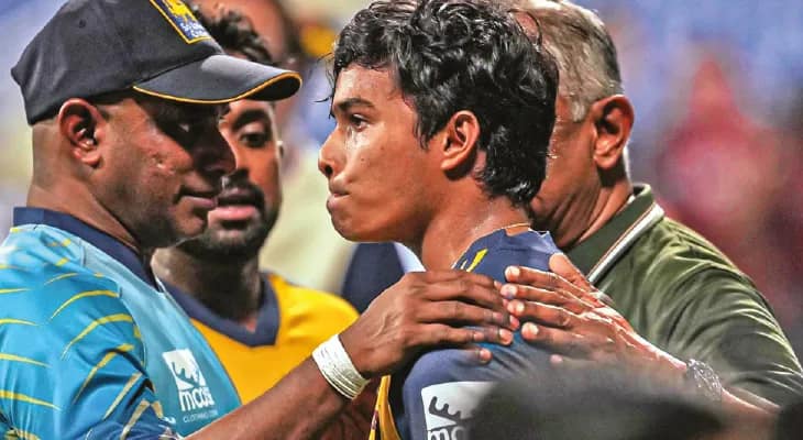 বাবার শেষকৃত্য সেরে দলে যোগ দিচ্ছেন ওয়েল্লালাগে