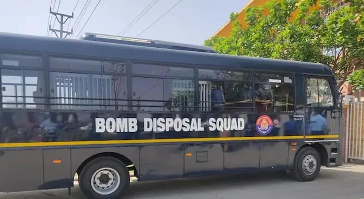 সাত সকালেই দিল্লির একাধিক স্কুলে বোমা হামলার হুমকি! তদন্তে পুলিশ
