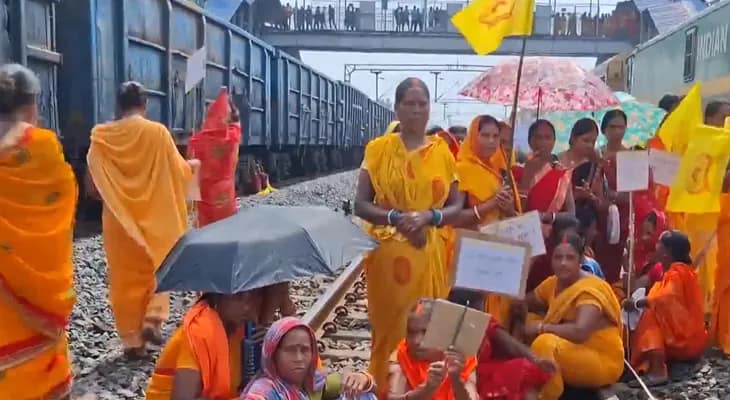 ঝাড়খণ্ডের হাজারিবাগে আদিবাসী কুড়মি সমাজের ‘রেল রোকো’ কর্মসূচি