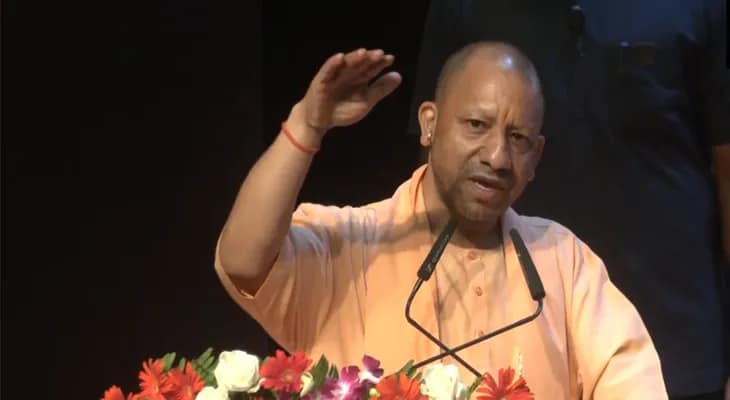 উত্তরপ্রদেশে একটি সরকারি অনুষ্ঠানে বক্তব্য রাখছেন মুখ্যমন্ত্রী যোগী আদিত্যনাথ