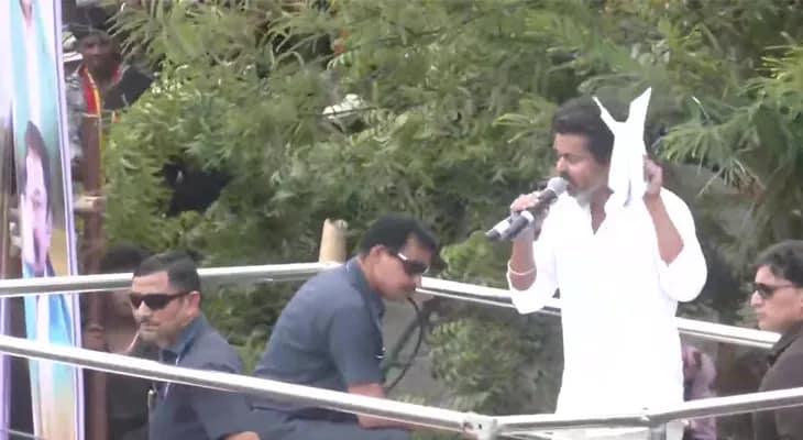 তামিলনাড়ুর নাগাপট্টিনামের জনসভায় বক্তব্য রাখছেন অভিনেতা তথা টিভিকে প্রধান বিজয়