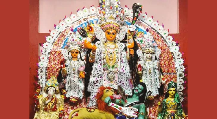 পুজো শেষে নাকখত দিয়ে দেবীর কাছে ক্ষমা চান বাড়ির মহিলারা