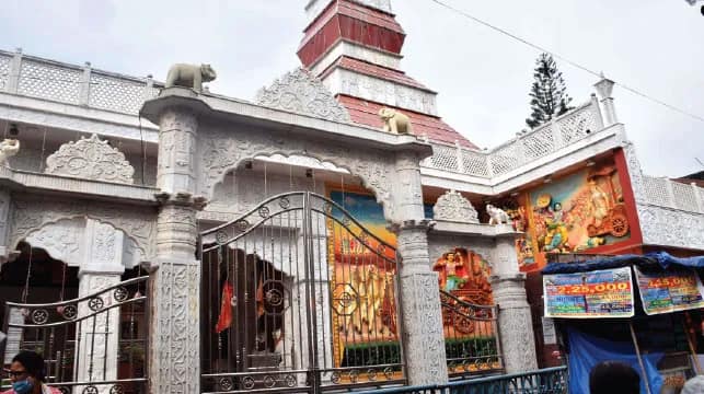শিলিগুড়ি: চারণ কবির স্মৃতিবিজড়িত আনন্দময়ী মন্দিরের দুর্গাপুজোর ভোগবৈচিত্র্য অটুট