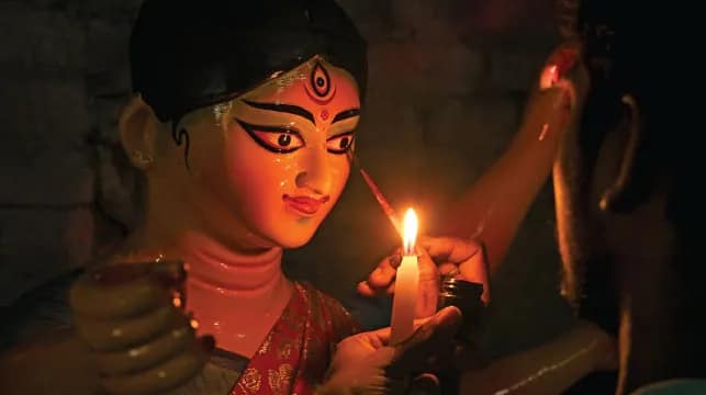ভাঙন রোধে প্রার্থনা মহেশটোলার একমাত্র পুজোয়