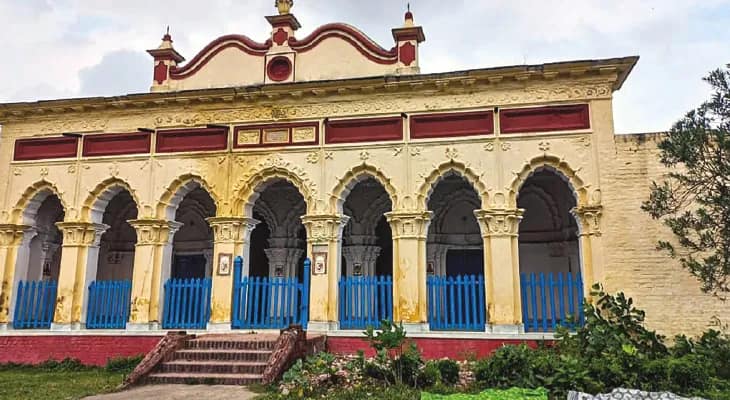 লালগোলার রাজপরিবারের নামেই সংকল্প করে বারোয়ারি কমিটি