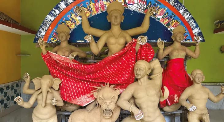 সিউড়ির নওয়াডিহি গ্রামের পুজো, চতুর্ভুজা দেবী দুর্গা পশ্চিমমুখী