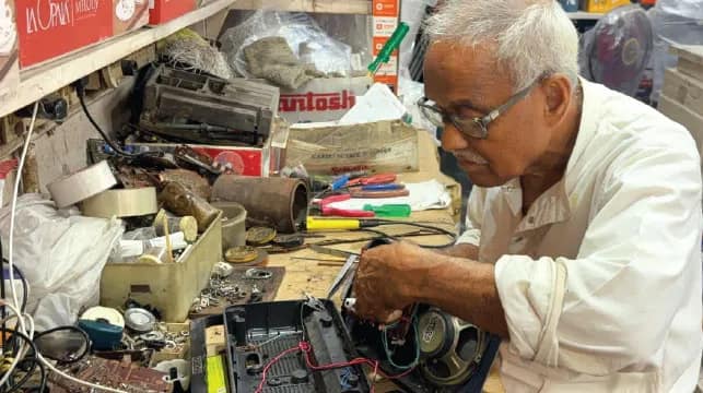 বীরেন্দ্রকৃষ্ণের মহিষাসুরমর্দিনীর টানে আজও কদর কমেনি রেডিও চাচার
