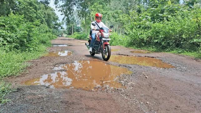 মেদিনীপুর শহরে একাধিক রাস্তা বেহাল, মণ্ডপে আসার পথে প্রতিমা অক্ষত থাকবে তো! উদ্বেগ