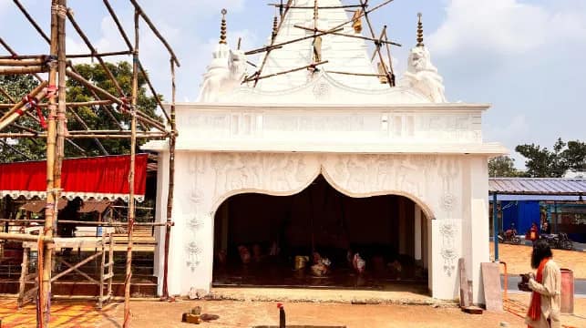 ঝাড়গ্রামে শবরদের হাতে লৌকিক প্রথায় পূজিত হন জঙ্গলের দশভুজা দেবী গুপ্তমনি