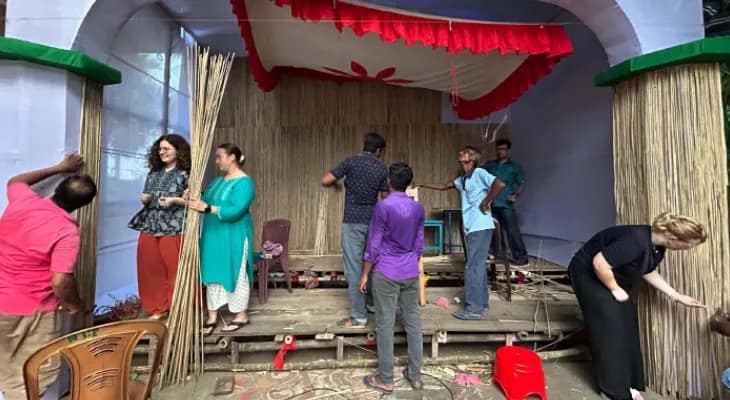বিশেষ চাহিদা সম্পন্ন শিশুদের সঙ্গে নিয়ে মণ্ডপসজ্জায় মেতেছেন দুই ফরাসি তরুণী