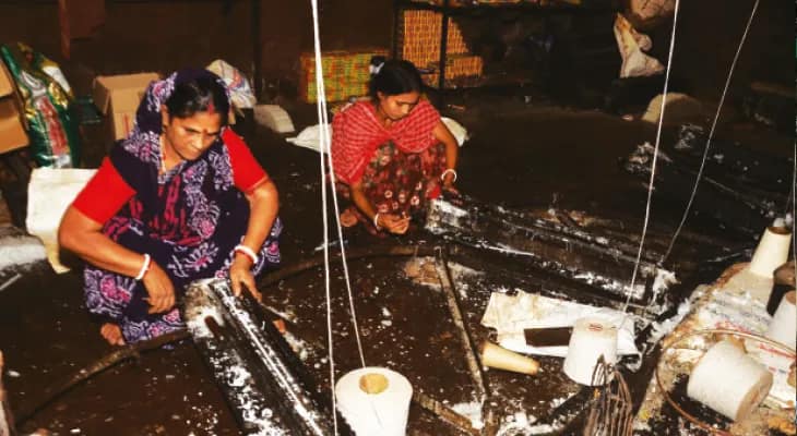 চাহিদা কমেছে মোমবাতির, উৎসব মরশুমেও চিন্তায় কারখানার কর্মীরা