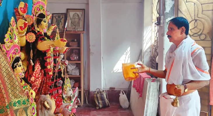 কলাগাছের মানুষ বানিয়ে পুজোয় ‘নরবলি’, ১২ ফুটের সাপ দরজা ধাক্কা দেয়! নিমতার দুর্গাবাড়িতে রহস্য অনেক