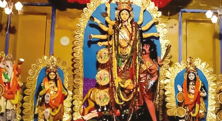 ৩০০ বছরেরও প্রাচীন দুর্গাপুজো, দর্পণে চরণ দর্শনের রীতি