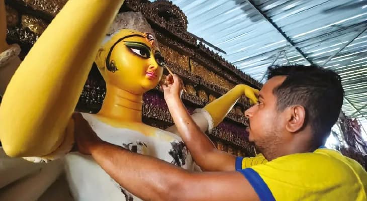 মূক-বধির শুভজিতের তুলিতে জেগে ওঠেন মা
