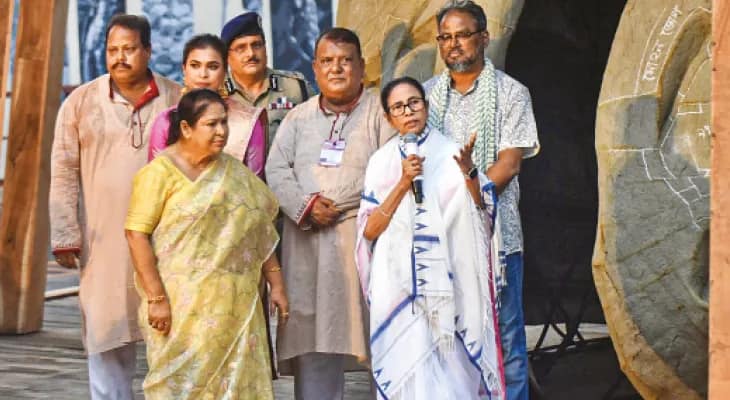 দেশ ভালো থাকুক, উৎসবের সূচনায় ঐক্যের বার্তা মমতার