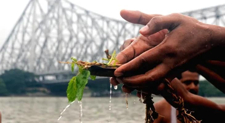 রবিবার সকাল থেকে কলকাতার ঘাটে ঘাটে তর্পণ চলছে, কড়া নিরাপত্তার ব্যবস্থা পুলিশের