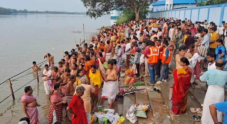 মেদিনীপুরের কংসাবতী নদীর গান্ধী ঘাটে তর্পণ করতে ভিড়
