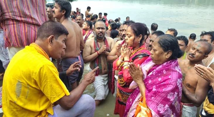 বহরমপুরের ভাগীরথী ঘাটে তর্পণের জন্য মহিলাদের ভিড়