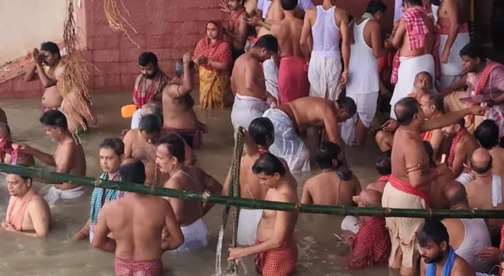নবদ্বীপের প্রতিটি গঙ্গার ঘাটে মহালয়ায় তর্পণ ঘিরে ভিড়