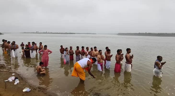 সিউড়ির তিলপাড়ায় ময়ূরাক্ষী নদীতে তর্পণের জন্য ভিড়