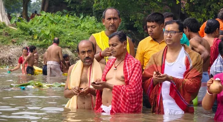 পূর্ব বর্ধমান জেলার কালনার ধাত্রীগ্রাম মালতিপুরে ভাগীরথীর ঘাটে তর্পণে মন্ত্রী স্বপন দেবনাথ