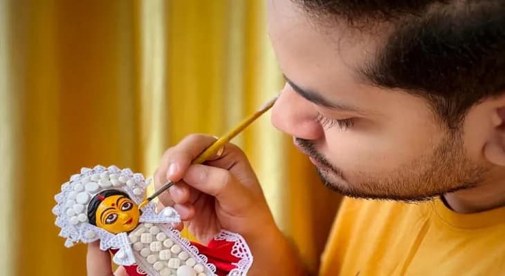 মেয়াদ উত্তীর্ণ ওষুধ দিয়ে দুর্গা প্রতিমা, সমাজকে বিশেষ বার্তা দিতে চান কুণাল