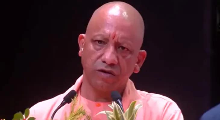 গোরক্ষপুরের সভায় বক্তব্য রাখছেন উত্তরপ্রদেশের মুখ্যমন্ত্রী যোগী আদিত্যনাথ
