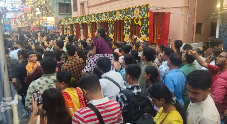 শ্রীভূমিতে দুর্গা পুজোর মণ্ডপে মানুষের ঢল