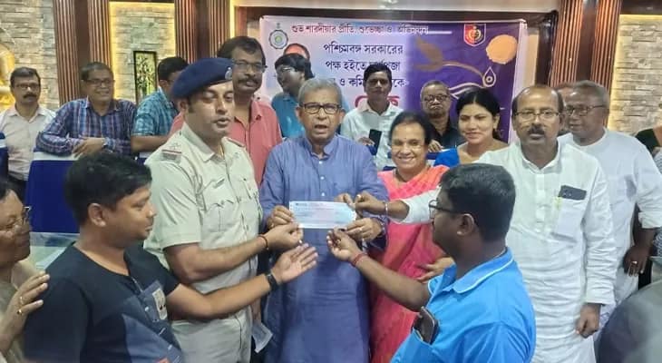 সবংয়ের ৬৭টি পুজো কমিটির হাতে আজ রবিবার চেক তুলে দেওয়া হল, উপস্থিত ছিলেন মন্ত্রী মানস ভুঁইয়া সহ অন্যান্যরা