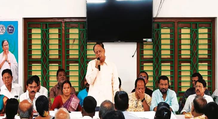 দক্ষিণ দিনাজপুরে গোষ্ঠীদ্বন্দ্ব ভুলে বৈঠকে এক মঞ্চে তৃণমূল নেতারা