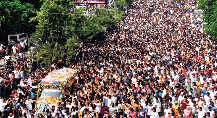 গায়ক জুবিনের কফিন ঘিরে  গুয়াহাটির রাস্তায় ভক্তের ঢল