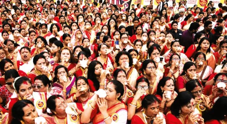 নতুন জামাকাপড় ও সংসারের টাকা জমিয়ে প্রথম পুজো প্রমীলাদের