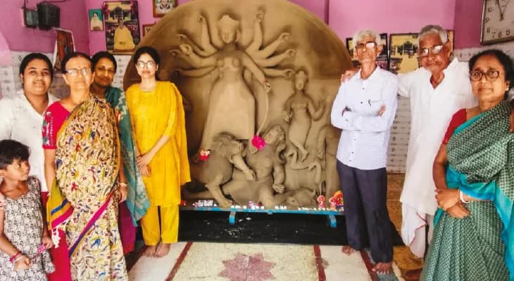 আরামবাগে বন্দ্যোপাধ্যায় বাড়ির প্রতিমার ভোগ চ্যাং মাছের ঝোল